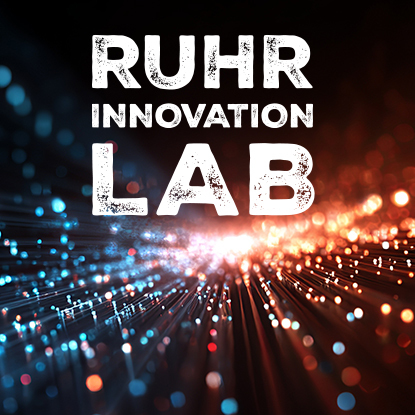 Das Ruhr Innovation Lab Logo in weißer Schift vor einem dunklen Hintergrund mit bunten Lichtpunkten.