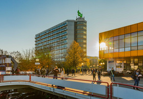 Universität Mathe-Tower und Mensagebäude im Sonnenuntergang