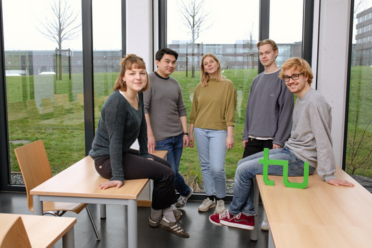 Group picture of students 3 A group picture of students in a seminar room with the TU Dortmund logo.